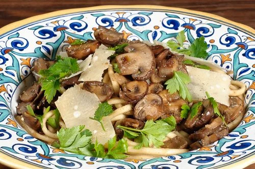 Stringozzi (or linguini) con funghi - Simple pasta with mushrooms - Recipe
